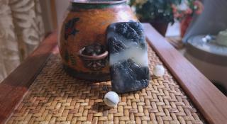 新疆和田玉青花山水牌:黑白分明的自然韵味